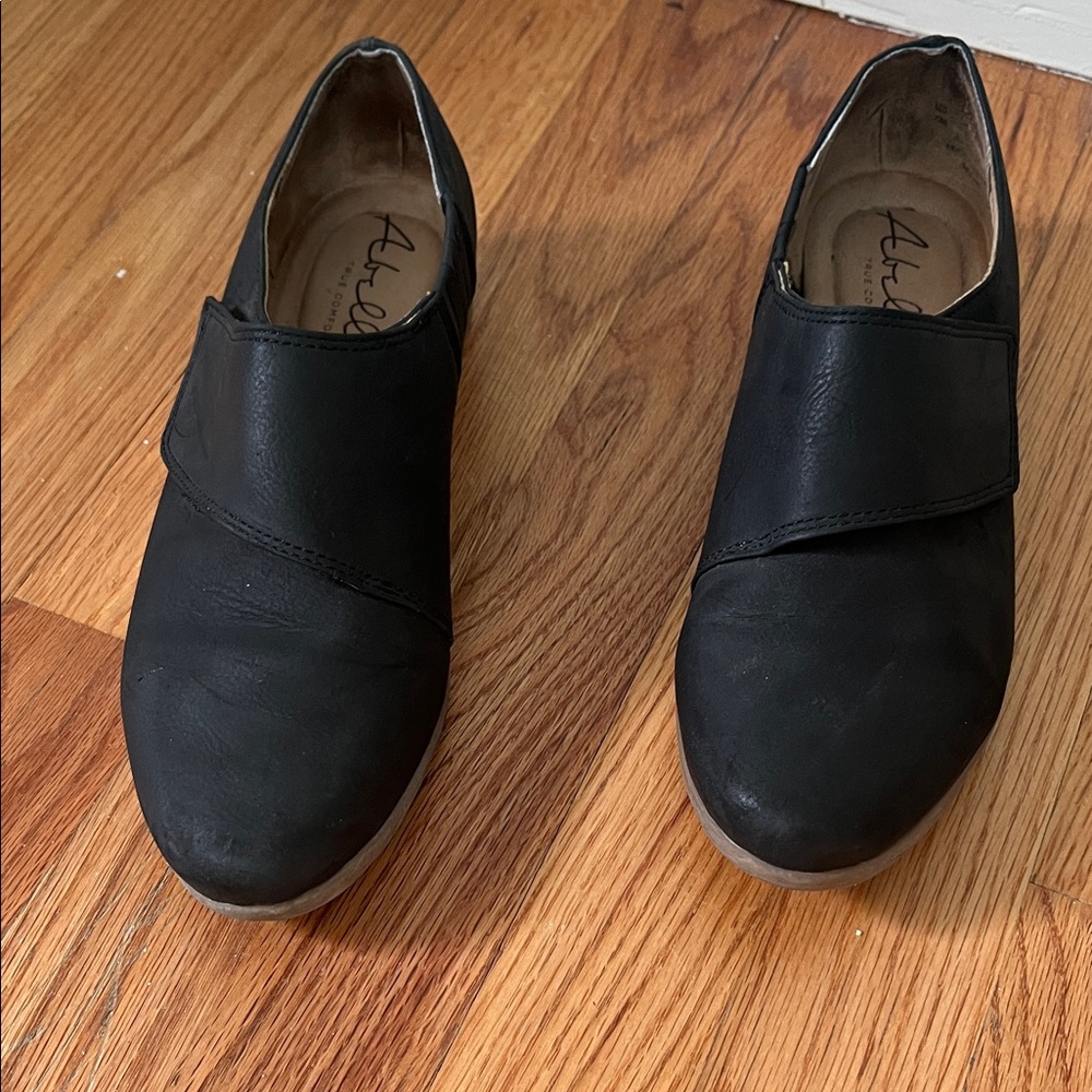 Abella Women's Black Flats